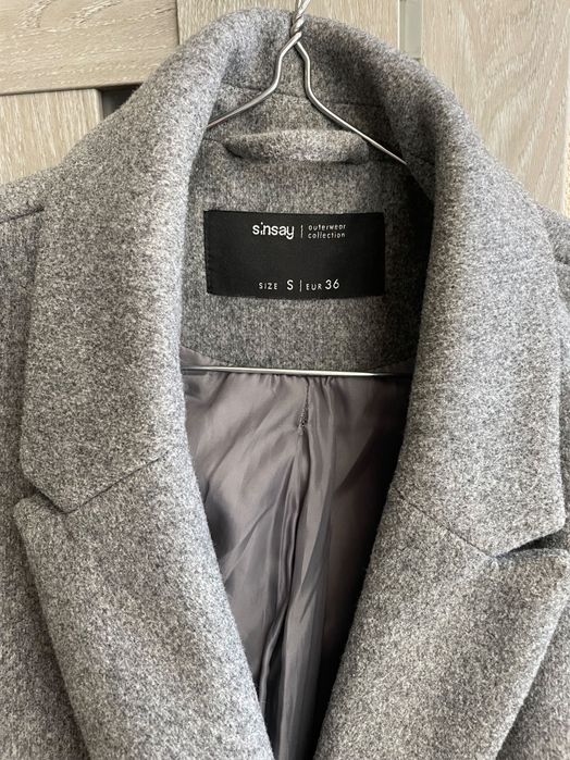 Сіре осіннє пальто