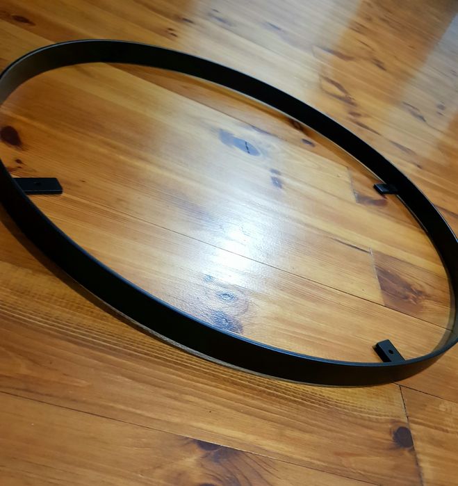 Metalowa obręcz zegara