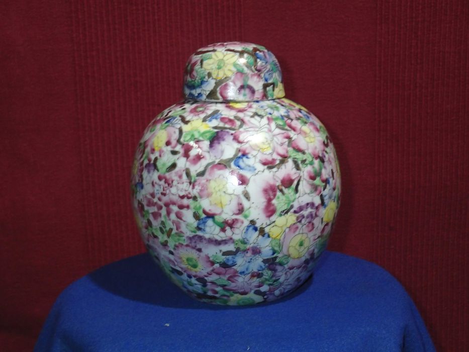 Pote com tampa porcelana Macau