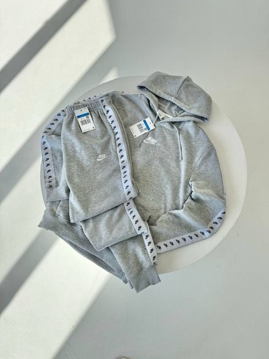 Nike оригінал костюм на мікрофлісі із лампасами та вишивкою С-ХЛ
