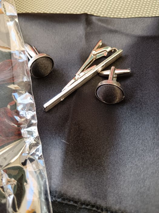 Conjunto gravata, lenço, botões de punho e alfinete