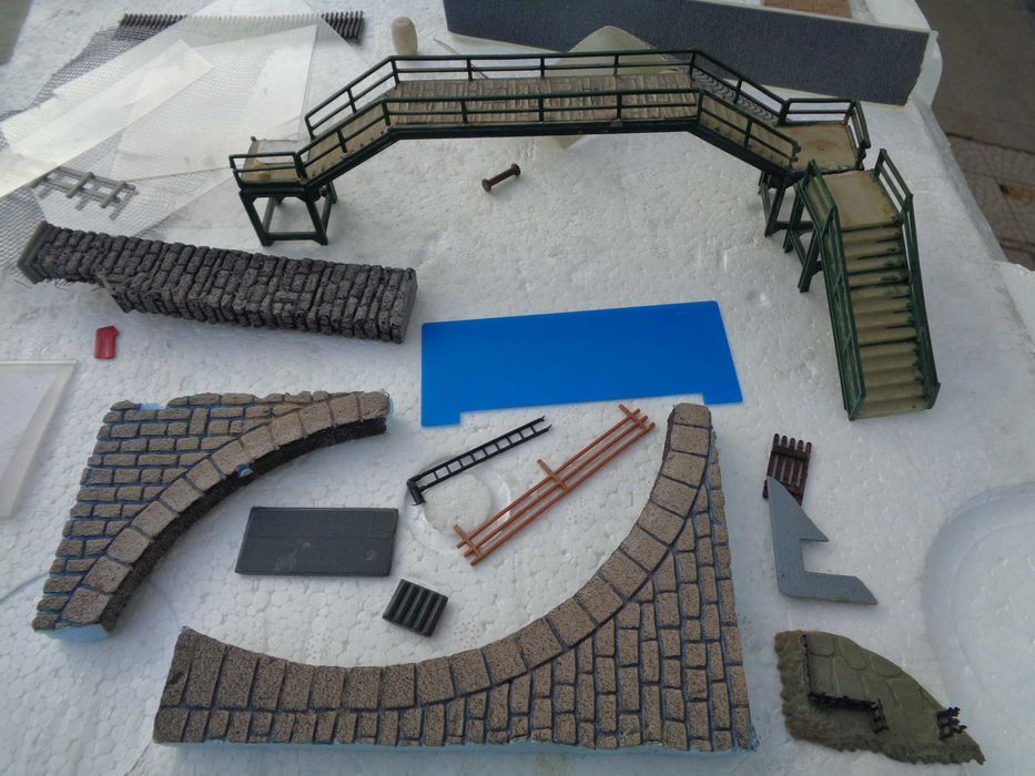 Lote de acessórios para bricolar de pista de comboio