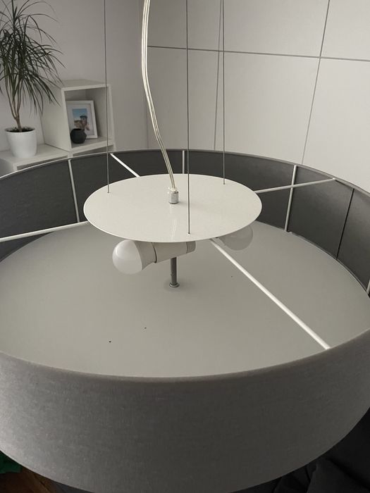 Szara lampa wiszaca okrągła