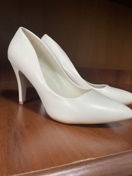 Продам нові туфлі на святкову подію.