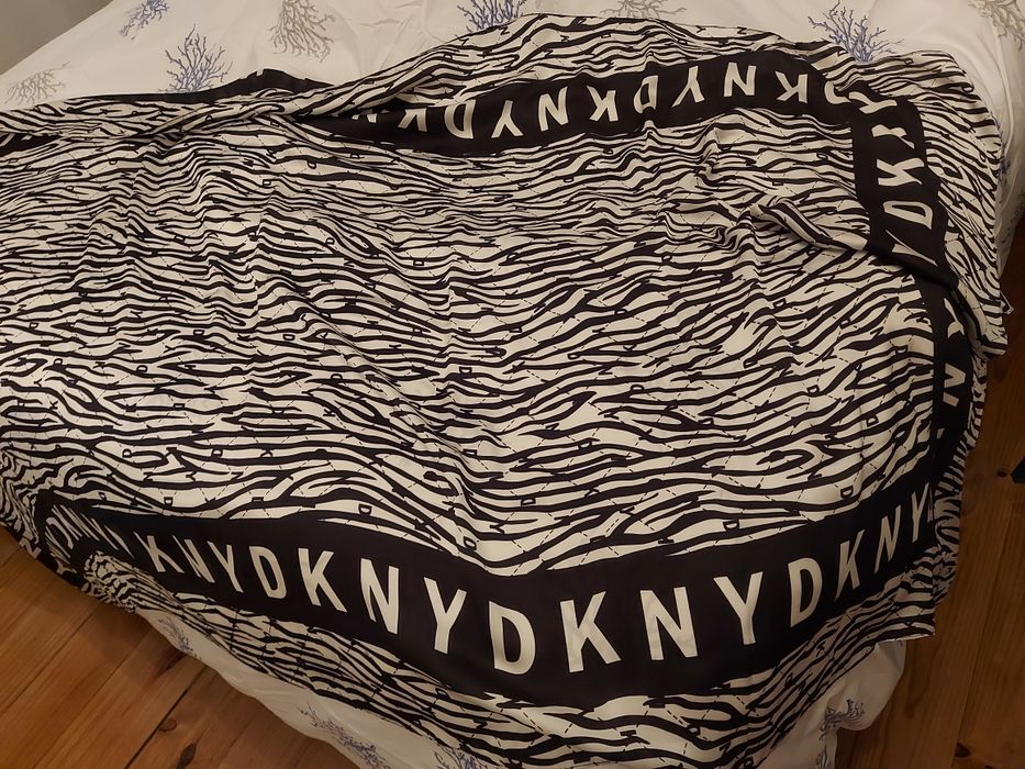 Lenço/echarpe DKNY novo