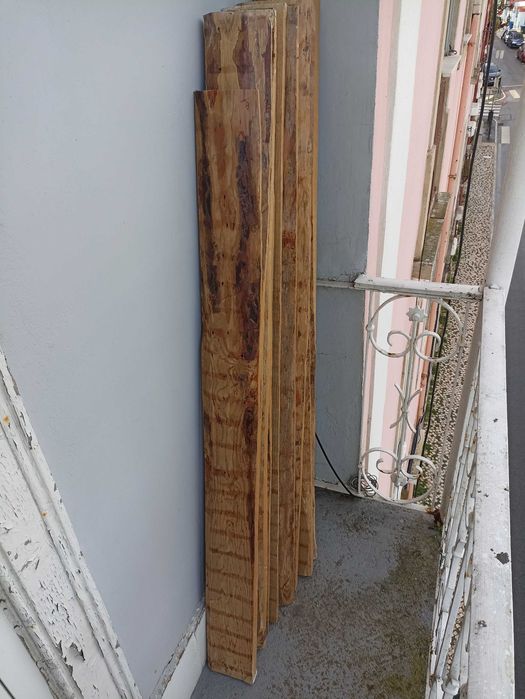 Pranchas de madeira tabique, secas e prontas a usar