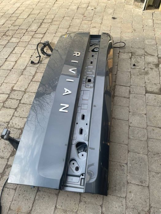 Кришка багадника Rivian r1T