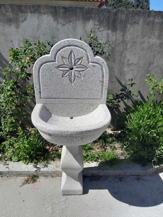 Fontanário em pedra amaciada