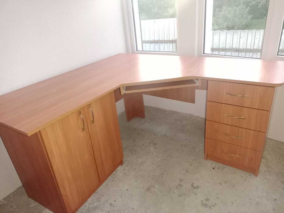 Комп'ютерний письмовий стіл , великий