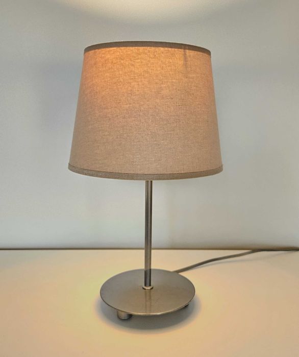 Lampka nocna w dobrym stanie z żarówką.