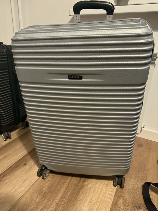 Walizka ochnik z zepsutymi kółkami