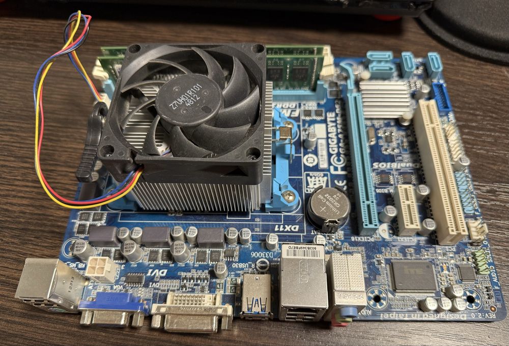 Материнська плата Gigabyte + процесор + ОЗУ