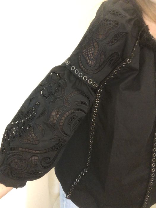 bufiasta bluzka boho czarna ze zdobieniami frędzelkami