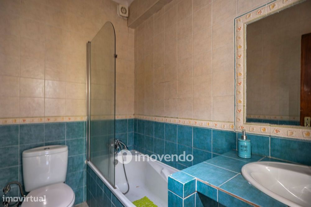 Apartamento T3, com arrecadação e boas áreas, na Estrada da Luz
