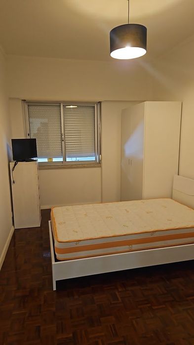 Alugo quarto com cama .roupeiro televisao
