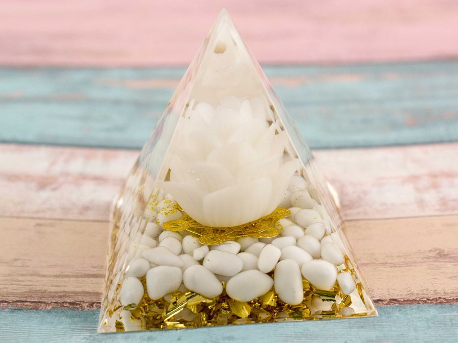 Prześliczna Piramidka Orgonitowa z Białą Różą Agat Howlit Złota 5cm