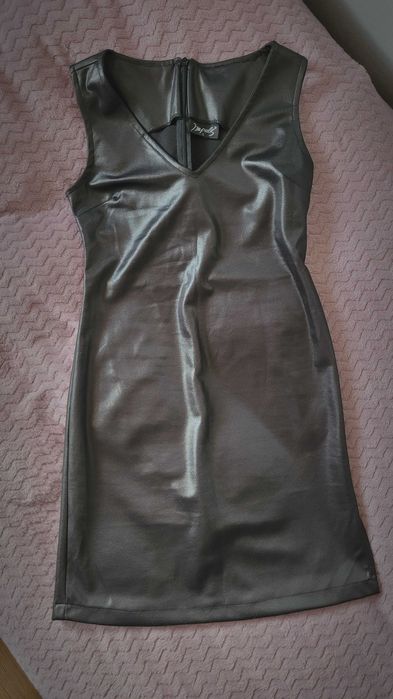 Dopasowana mała czarna dekolt V bez rękawów zamek woskowany materiał