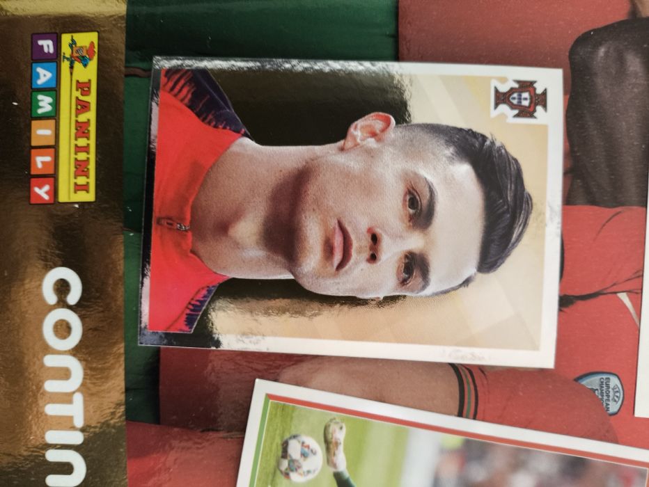 Caderneta nova Fome de Vencer completa com os cromos por colar.