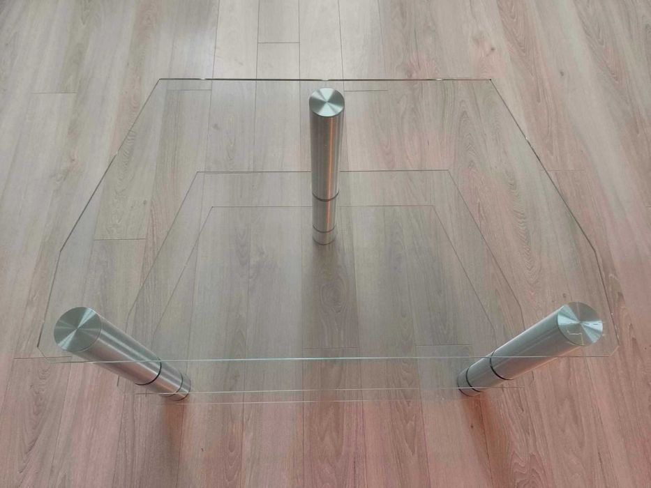 Efektowny szklany stolik z półkami