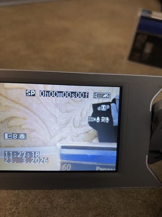 Видеокамера  Panasonik nv-gs27ee