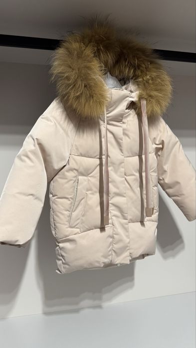 Якісна зимова куртка на дівчинку з натуральним хутром, на 3-4 роки.