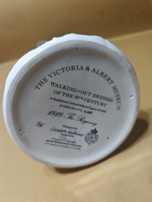 Royal Worcester 1818 The Regency フィギュア Superb Royal Worcester