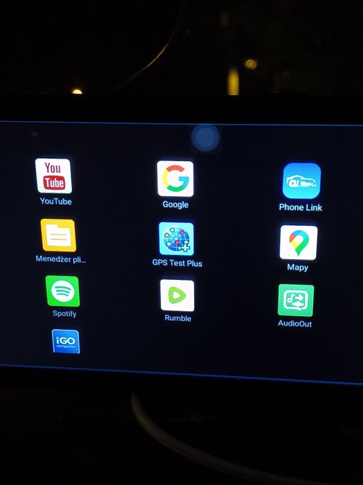 Ekran multimedialny z androidem.