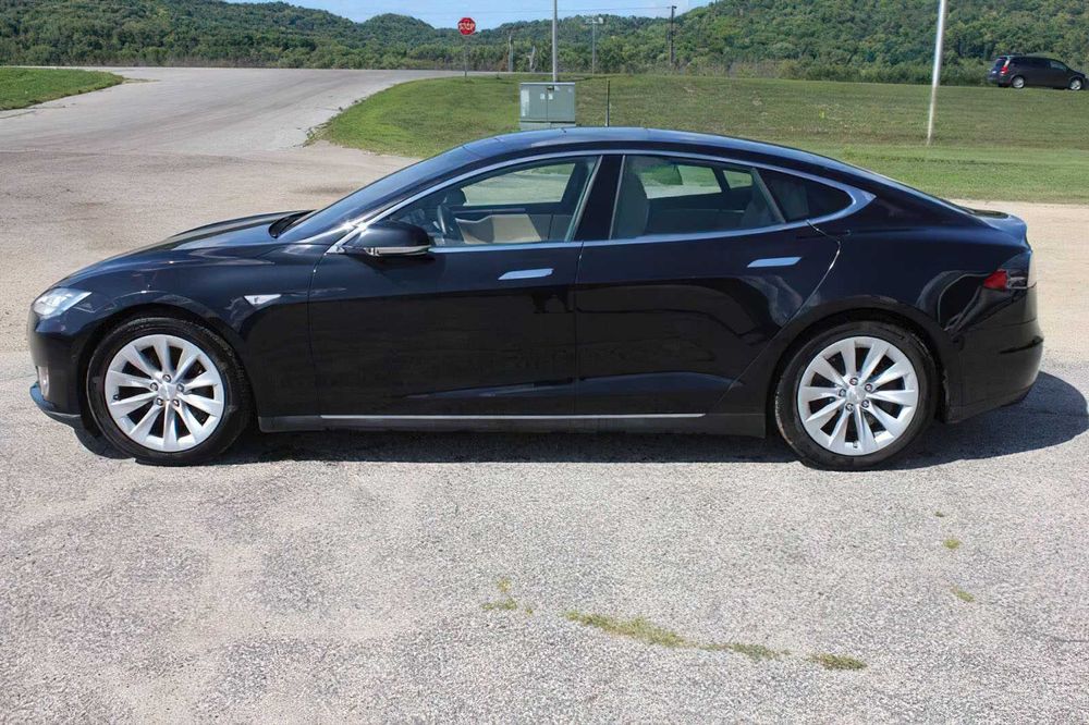 Tesla Model S P85D      2016
