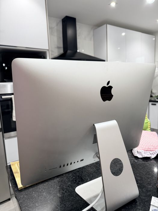 “iMac 21,5” Apple Late 2015 + teclado e rato originais”