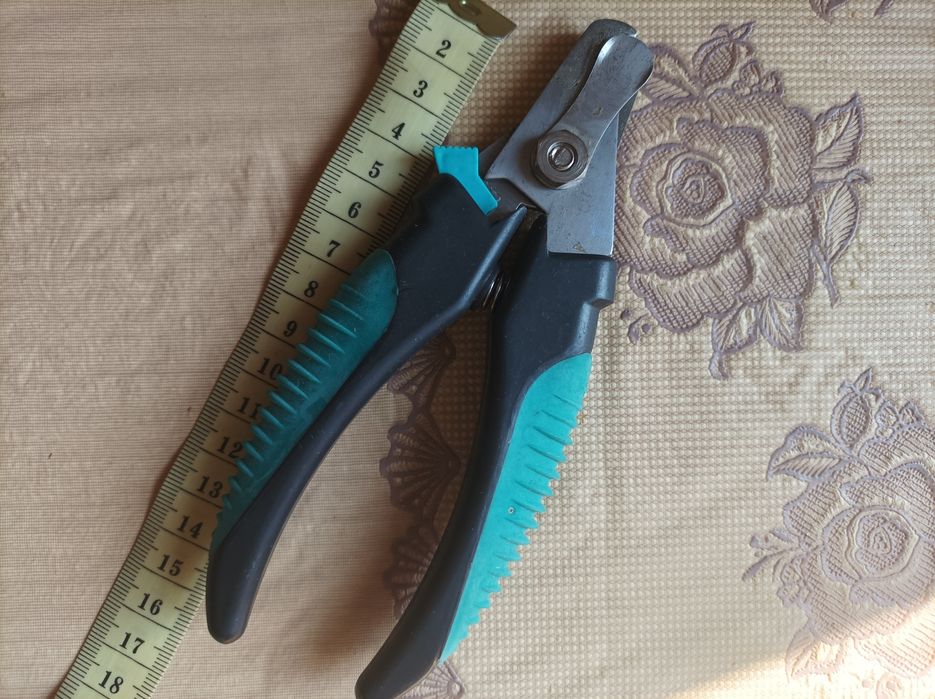 Когтерез и шприц