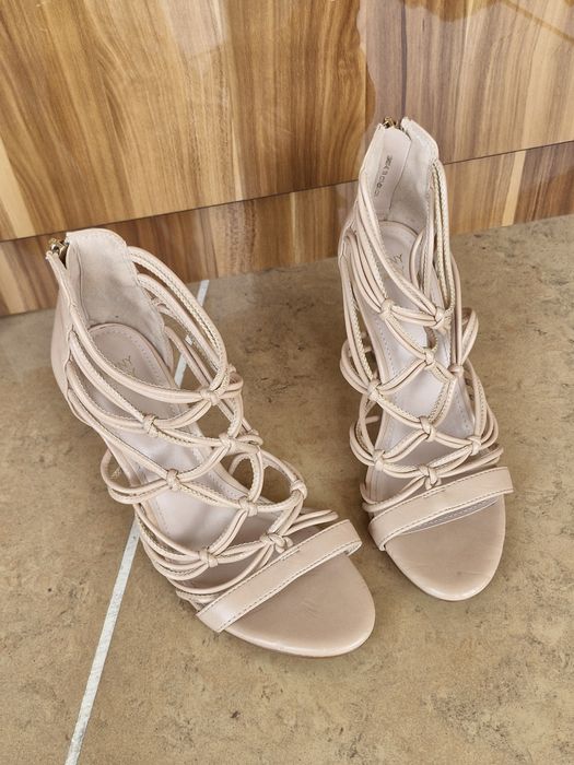 Buty kremowe na obcasie latowe
