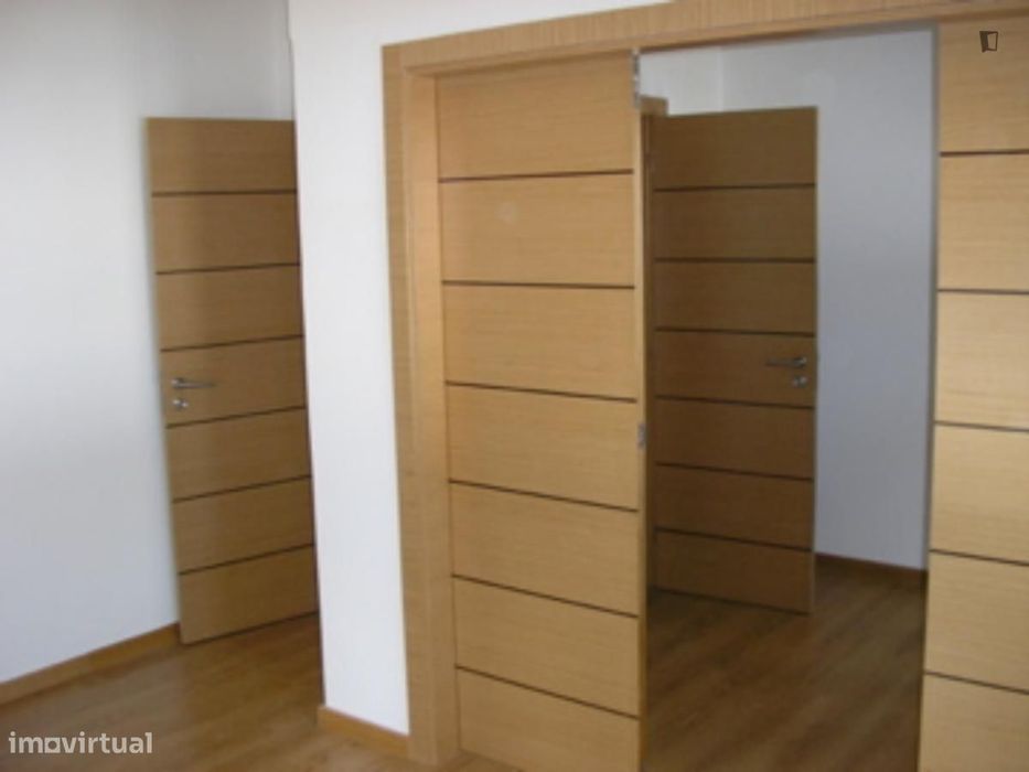 Quarto - localizado em Almada Lisbon