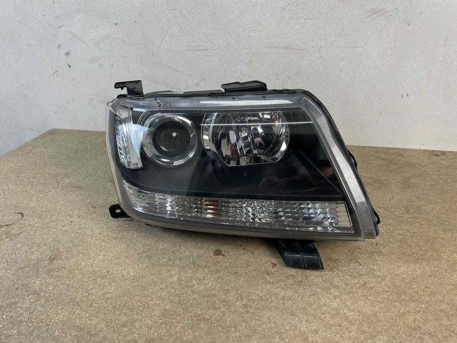 Lampa prawa przód xenon Suzuki Grand Vitara II 05-14r EU