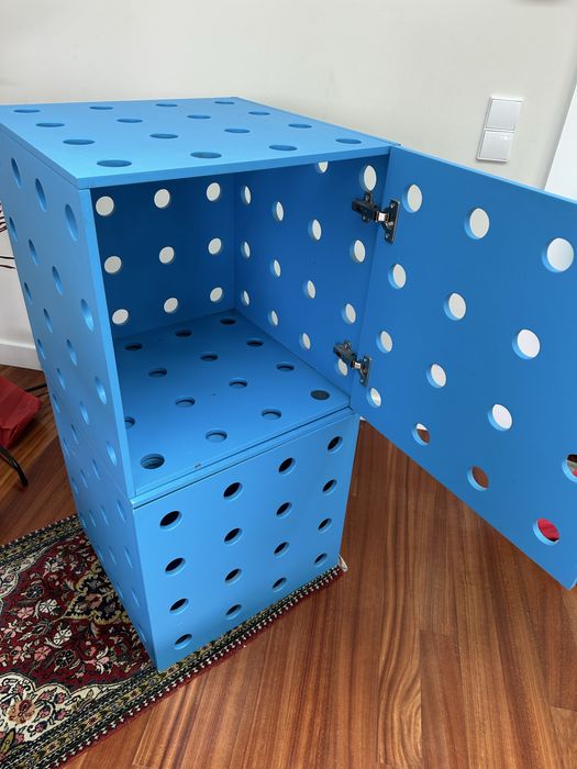 Comoda branca mais cubos azuis