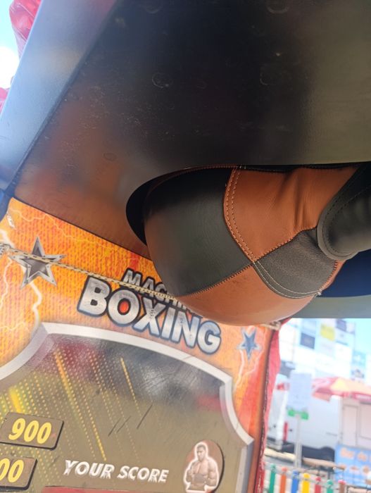 Vendo 2 máquinas soco (Boxe) funcionar a 100%