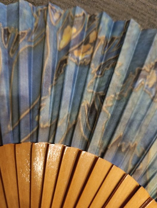 Leque em seda  novo