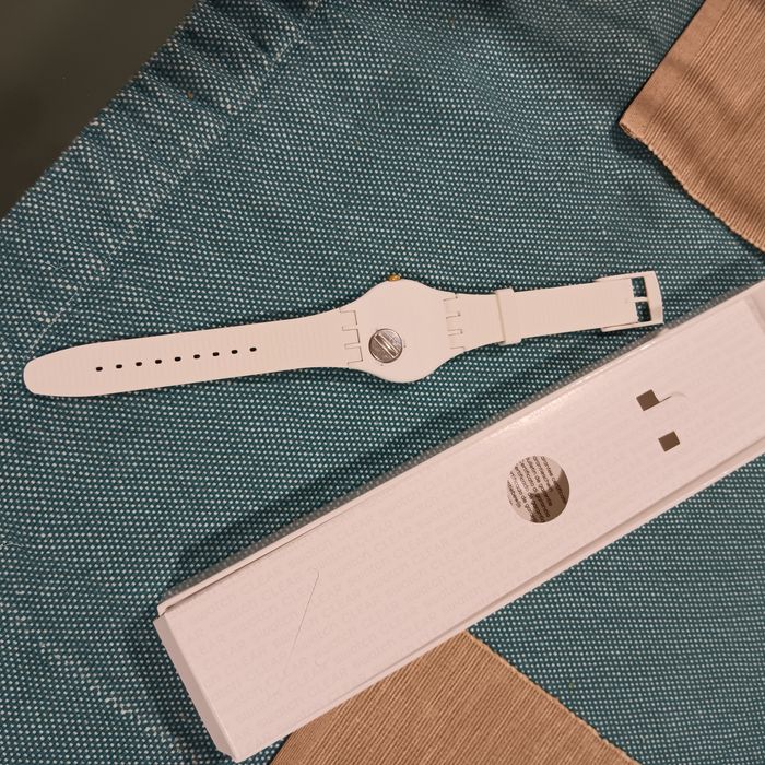 Relógio Swatch dourado e branco