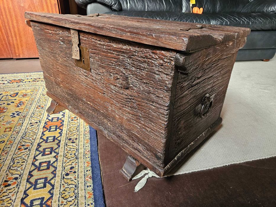 Cómoda / Baú muito antigo - Ideal para decoração - Bom estado geral