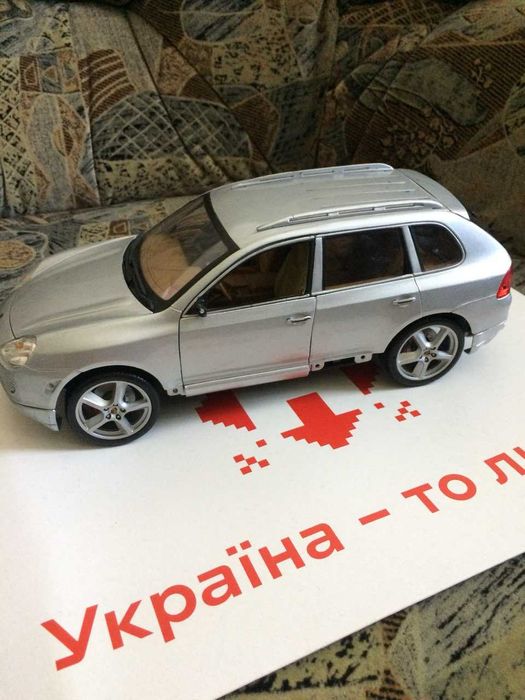 модель Порше 1 18 та комбайн CLAAS (виробник SIKU)