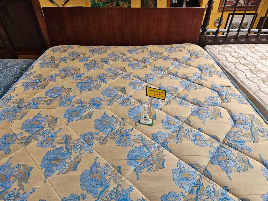 Cama vintage com estrado e colchão - Bom estado geral