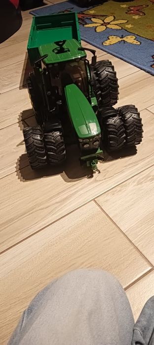 Traktor z przyczepą oraz dodatkowymi kołami  zabawka john deer