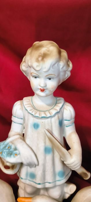 Figurka porcelanowa sygnowana