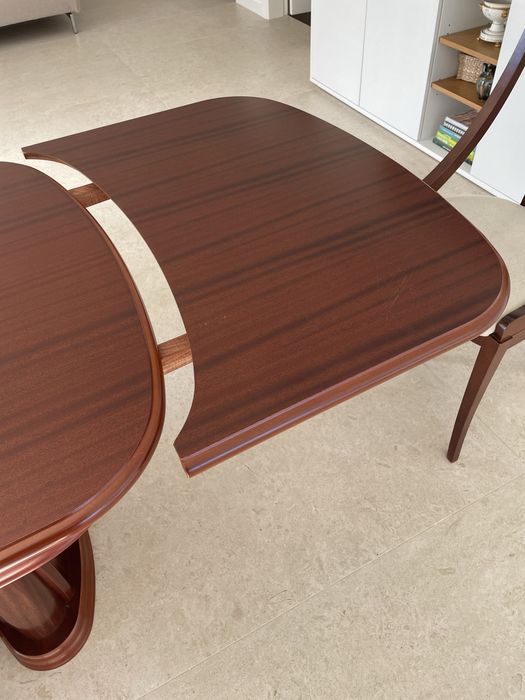 Mesa com 4 cadeiras em excelente estado.