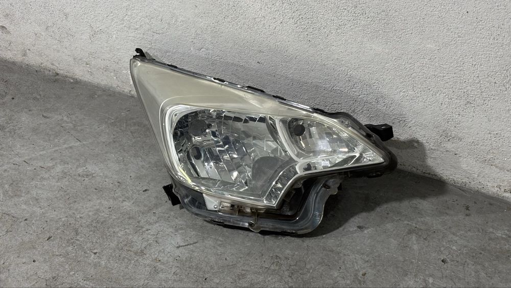 Farol Dianteiro Toyota Verso-S – Ichikoh 52-210 – Halogéneo