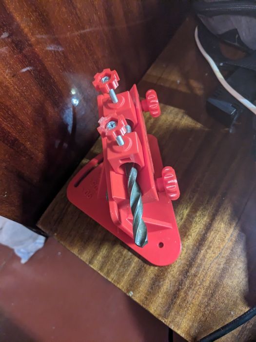 Приспособа для заточки сверл