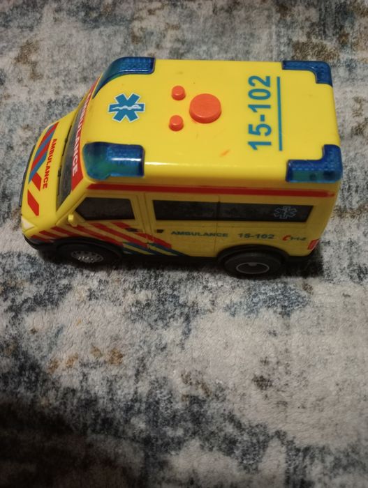 Ambulans dla dzieci z dźwiękiem i światłami.