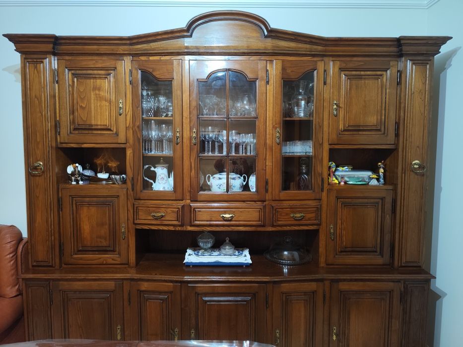 Móvel de sala de jantar, com 2,45 cm por 0,45 cm, em perfeito estado de conservação.