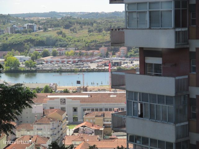 Apartamento T4 na Alameda da Conchada