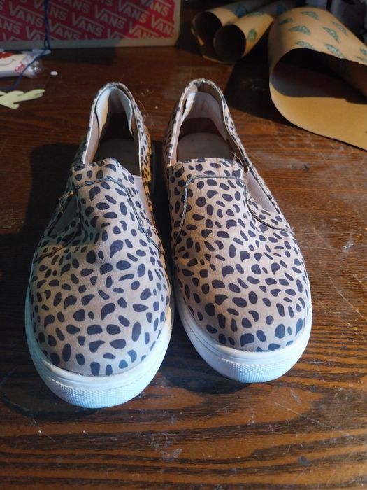 Sapatilhas bejes com manchas pretas