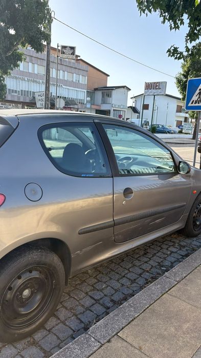 Peugeot 206  163.000 km  5 lugares. foto 2